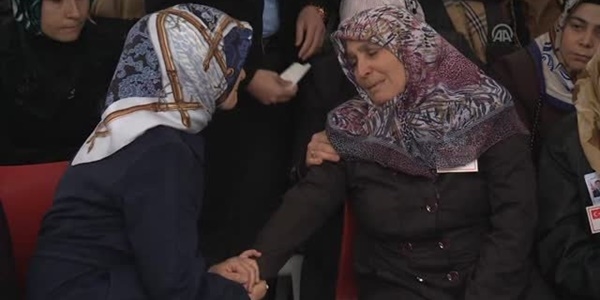 Sare Davutoğlu şehit cenzasinde gözyaşlarını tutamadı