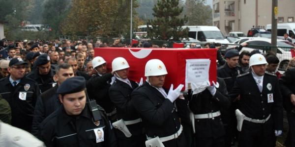 ehit polis memuru Altnba, Dzce'de topraa verildi