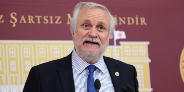 CHP'li Özçelik, MYK ve PM üyeliğinden istifa etti