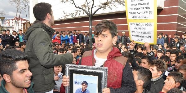 Öğrenciler kazada ölen arkadaşları için yürüdü