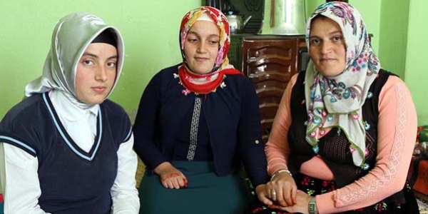 Görme engelli Şerife'ye annesi ve kuzeni 'ışık' oldu