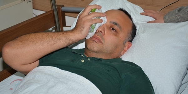Hasta yakınlarının dövdüğü doktor gözünden oluyordu