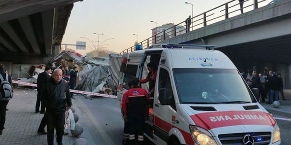 Otomobilin üstüne tır düştü!