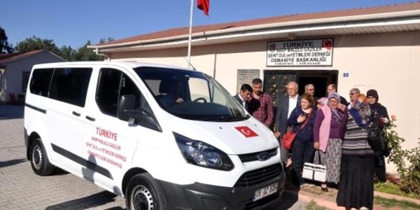 Bahçeli, şehit ve gaziler derneğine minibüs bağışladı