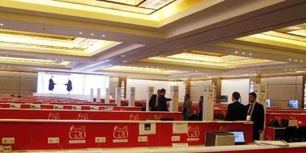 Zirve salonunda bomba alarmı