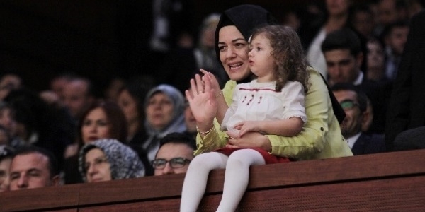 Vekil yakınları Meclis'e akın etti