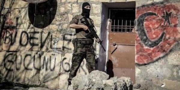 Silvan'daki polisin duvar yazılarına inceleme