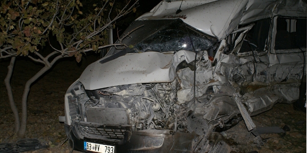 Öğrenci servisi TIR'la çarpıştı: 2 ölü, 11 yaralı