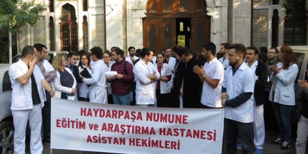 Asistan doktorlardan performans ve mesai protestosu