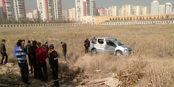Ehliyetsiz sürücü kaza yaptı: 3 yaralı