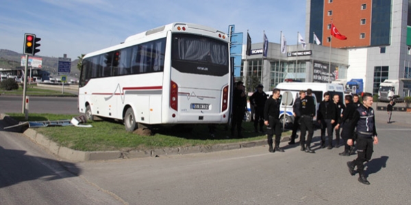 Gelin arabası polis minibüsü ile çarpıştı: 3 yaralı