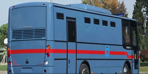 Cezaevi aracı otomobille çarpıştı: 2 yaralı