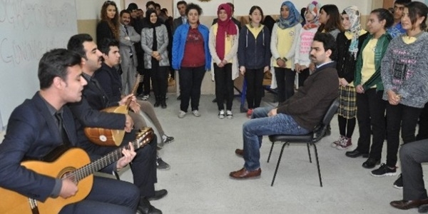 Görme engelli öğretmene 'türkü' sürprizi