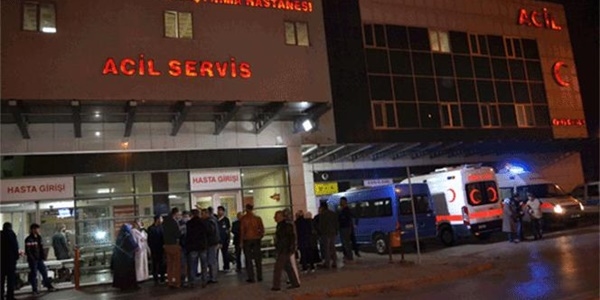 Acil servisteki güvenlik görevlilerine bıçaklı saldırı