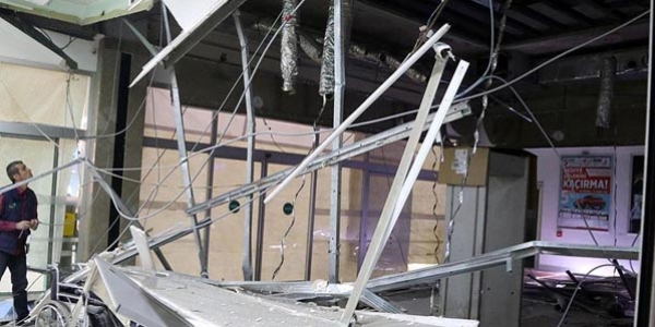 Alışveriş merkezinin asma tavanı çöktü: 1 yaralı