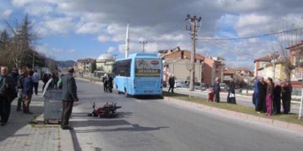 Kütahya'da halk otobüsü ile motosiklet çarpıştı: 1 ölü, 1 yaralı