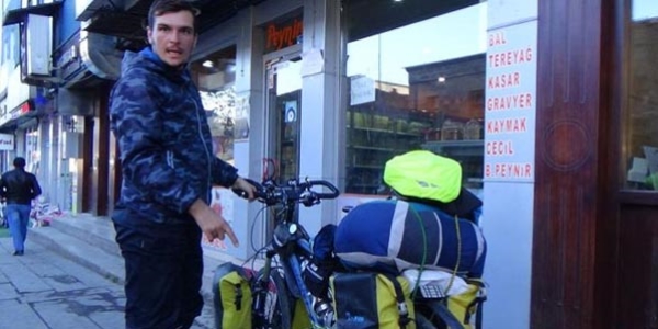 'Bar' sloganyla yola kan bisikleti PKK'l terristlerce darp edildi