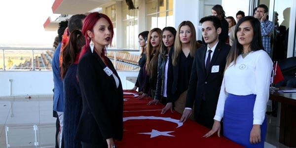 Genç öğretmenler teröre rağmen görevinin başında
