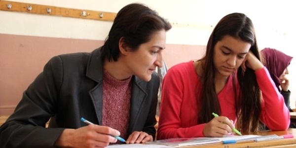 Anne kızın tatlı rekabeti