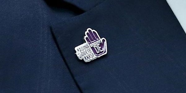 Başbakan yakasına, 'kadına karşı şiddete dur de' rozeti taktı