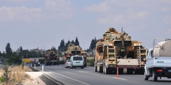 Suriye sınırına çok sayıda tank ve zırhlı araç sevkediliyor