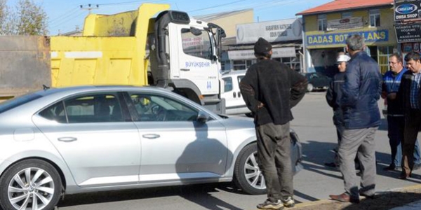 Belediye başkanın makam aracına belediyenin kamyonu çarptı