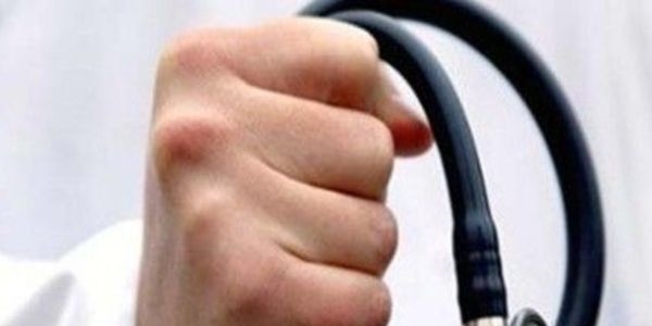 Öğretmen, kadın doktoru dövdü!
