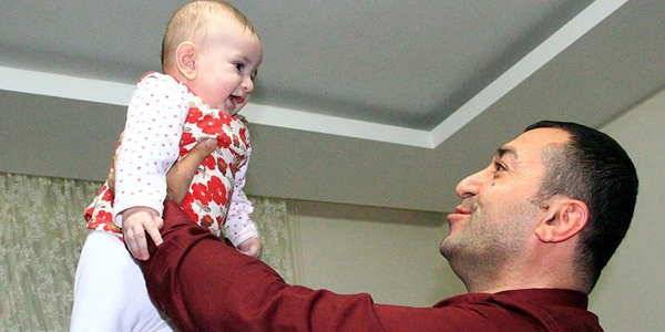 'Bebekleri havaya fırlatarak sevmeyin'