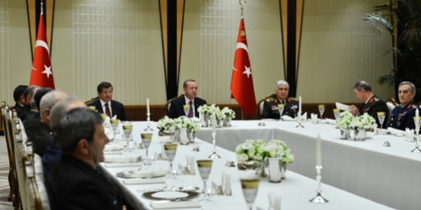 Cumhurbaşkanı Erdoğan, YAŞ üyelerine yemek verdi