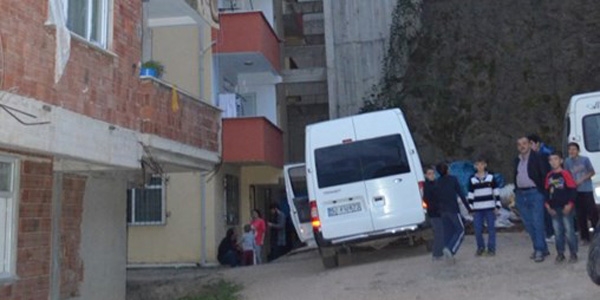 Oğluyla birlikte 3. kattan düştü