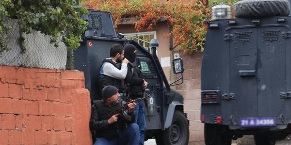 Diyarbakır'da çatışma: 3 polis yaralı 1 terörist öldürüldü