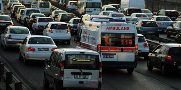 Ambulansa yol vermeyen sürücüye ceza kesilecek