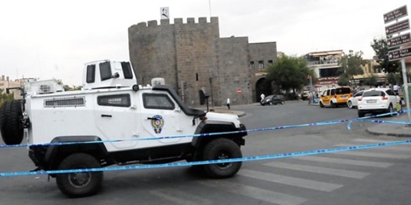 Diyarbakır'da polise saldırı: 2 yaralı
