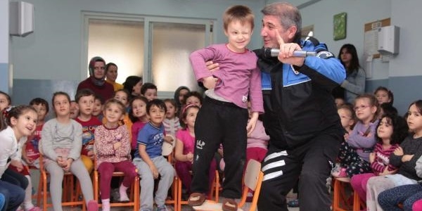 Polisten miniklere çığlık atma eğitimi