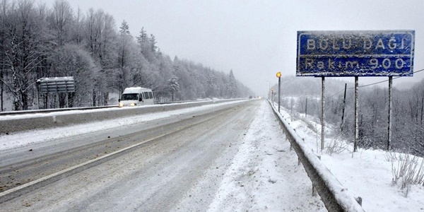 Bolu Dağı'nda kar yağışı