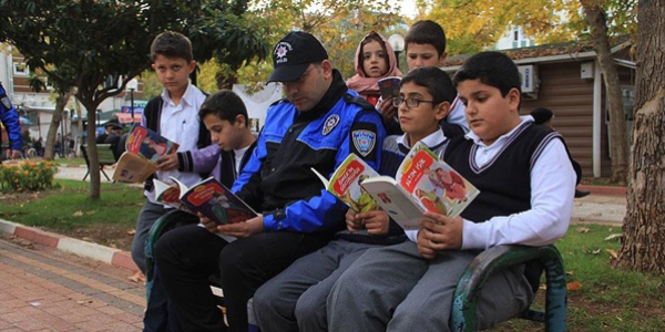 Polisler 300 öğrenciyle parkta kitap okudu