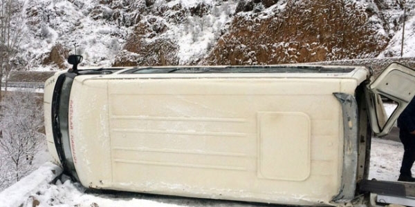Öğretmenleri taşıyan minibüs devrildi: 11 yaralı