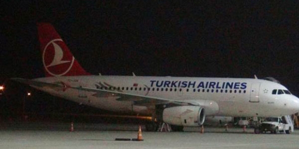 Uçak köpeğe çarptı, hava trafiğinde aksamalar yaşandı