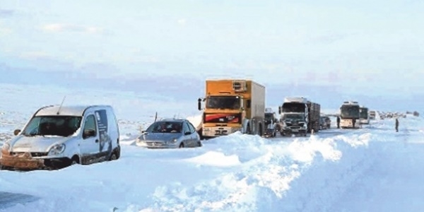 Tendürek Geçidi'nde kar yağışı nedeniyle araçlar mahsur kaldı