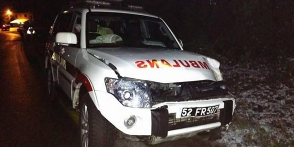 Ambulans şarampole yuvarlandı