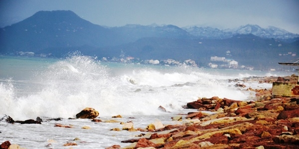 Karadeniz'de dev dalgalar tedirgin ediyor