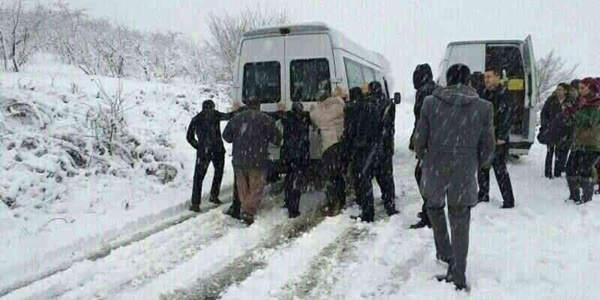 Kar engeline takılan öğretmenlerin zor anları