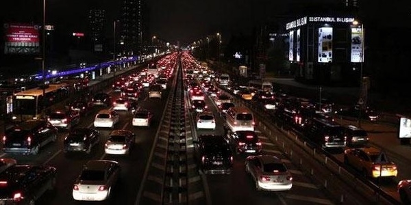 İstanbul trafiğinde cuma çilesi