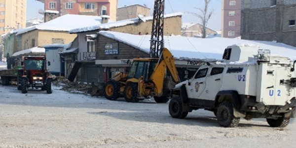 Yksekova'da belediye aracna polis korumas
