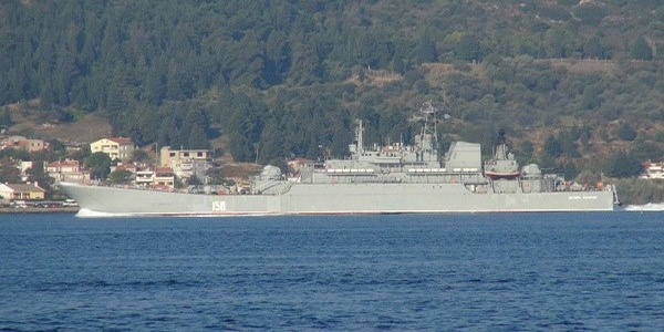 3 savaş gemisi İstanbul Boğazı'na demirledi