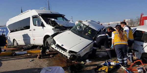 Manisa'da trafik kazas: 1 l, 8 yaral