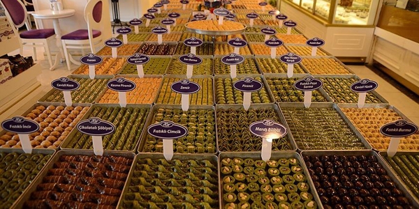 Müşterilerine 200 çeşit baklava sunuyor
