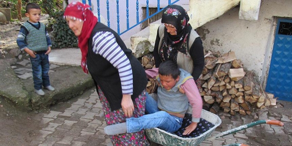 Yürüme engelli Emirhan'ın 'zor yaşamı'