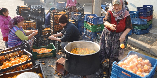 Kadınlar, mandalina soyarak para kazanıyor