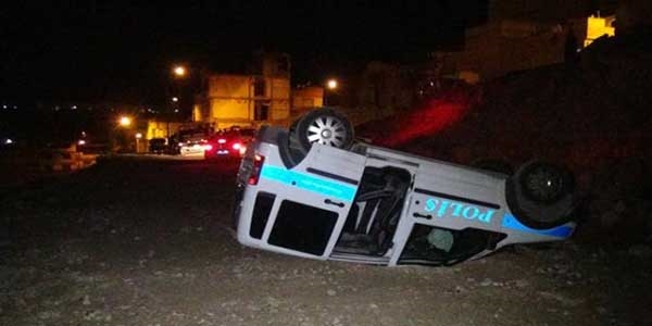 Suçlu kovalayan polis aracı uçuruma yuvarlandı: 2 polis yaralı